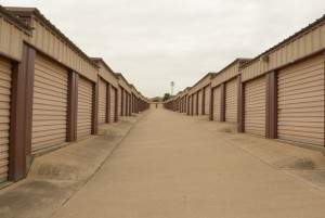picture of storage units outside in red oak